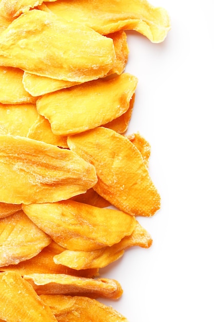 Sinaasappelschijfjes van gedroogde suiker Mango geïsoleerd op een witte achtergrond