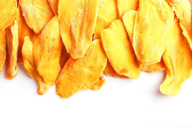 Sinaasappelschijfjes van gedroogde suiker Mango geïsoleerd op een witte achtergrond