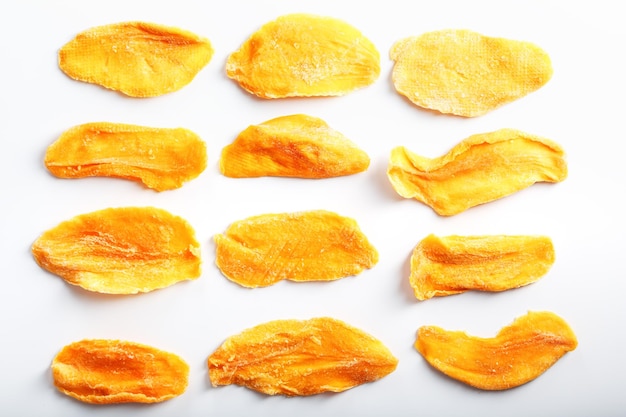 Sinaasappelschijfjes van gedroogde suikermango geïsoleerd