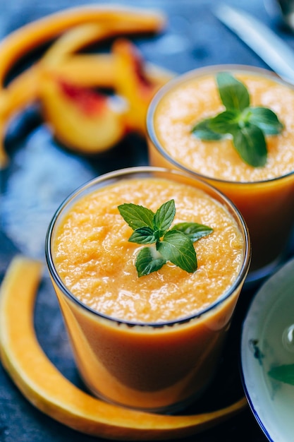 Sinaasappelsmoothie met blaadjes verse munt