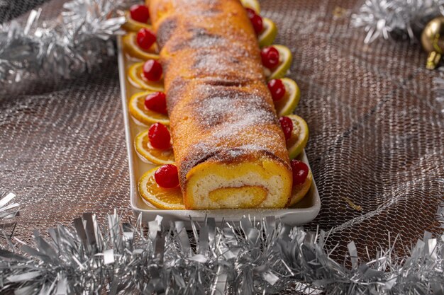 Sinaasappeltaart in Brazilië genaamd Rocambole de Laranja Geserveerd bij feestelijk dinerFeestelijk dessert