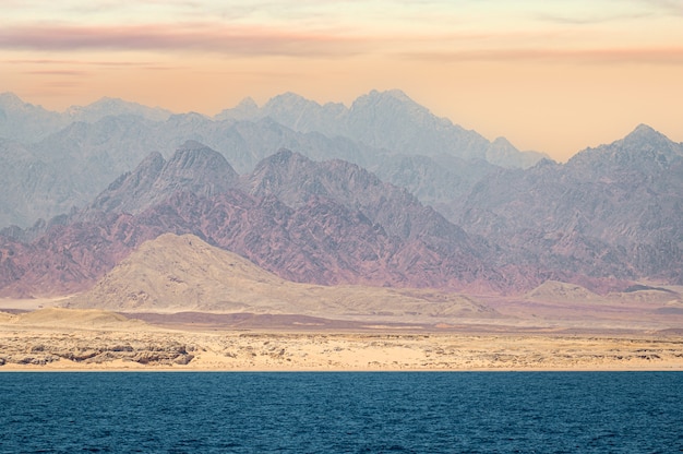 sinai bergen aan de rode zee riviera geweldige zonsopgang bij de sinai berg prachtige dageraad