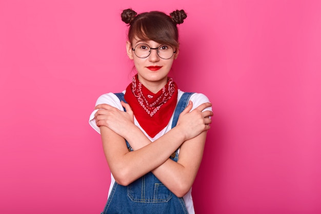 Condizione mora positiva sincera della ragazza isolata sopra il rosa