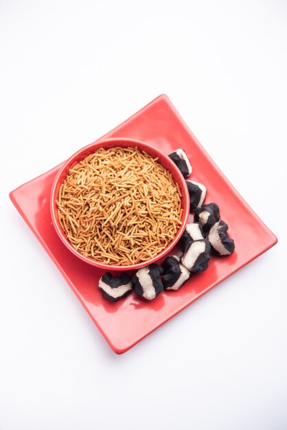 Singadaまたはsingharagarlic sev、Namkeenは、ボウルに入れて提供される水栗を使用して作られたvrat食品を流します