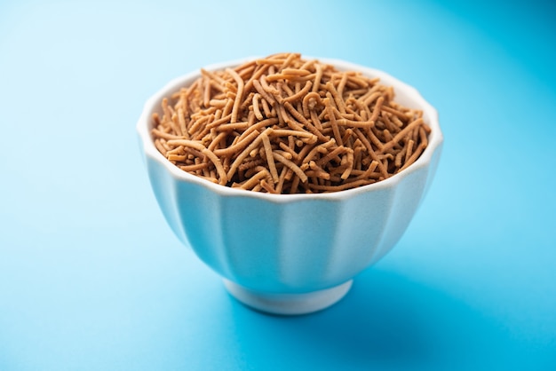 Photo singada or singhara garlic sev, namkeen shev a vrat food made using water chestnut served in a bowl