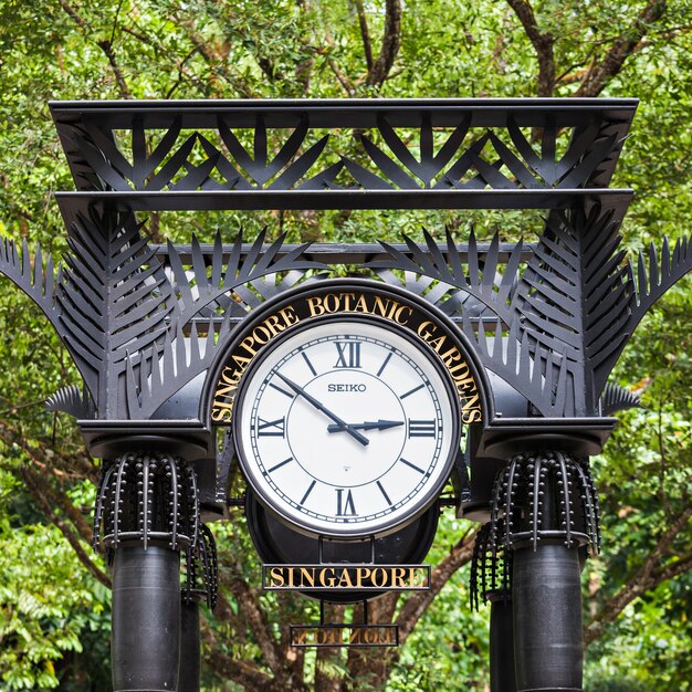 SINGAPORE - 17 oktober 2014: Oude klok in de Singapore Botanic Gardens.