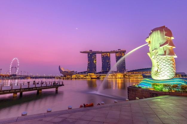 Singapore 18 maart 2015 De Merlion-fontein en de Marina Bay Sands Merlion is een beroemde attractie van SingaporexAxA