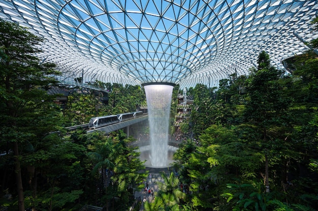 Foto singapore 31 agosto 2019 la cascata d'acqua interna più alta del mondo nello sviluppo dell'aeroporto jewel changi all'aeroporto changi di singapore, il miglior aeroporto e destinazione del mondo