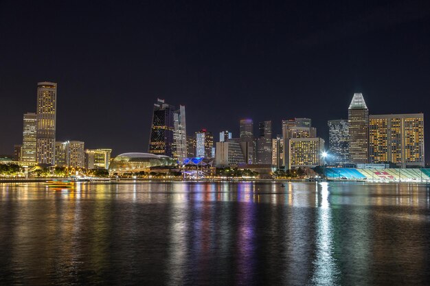 写真 夜のシンガポール市のスカイライン