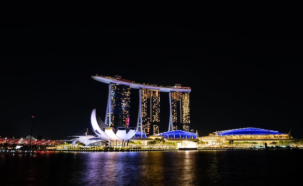 シンガポールの街のスカイライン、夜のマリーナ湾