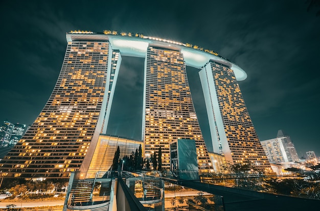 Сингапур знаменитая гавань Марина Бэй Сэндс