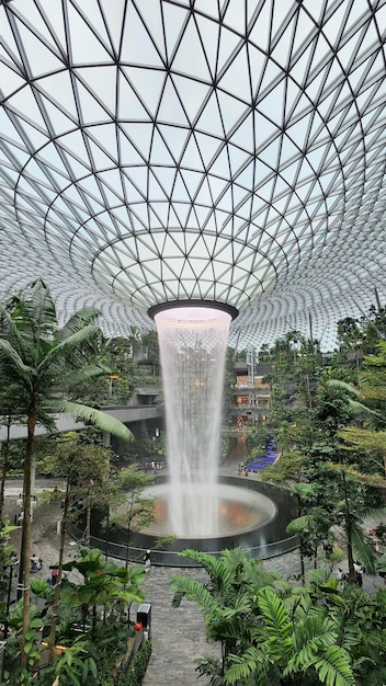 Интерьер аэропорта Сингапура Jewel Changi с водопадом внутри