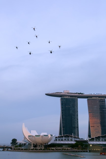 シンガポール-2015年7月11日：シンガポールの市庁舎で開催されたナショナルデーパレード（NDP）リハーサル2015の昼間。独立50周年を祝います。 SG50は、すべてのシンガポール人が1人で祝うためのものです。