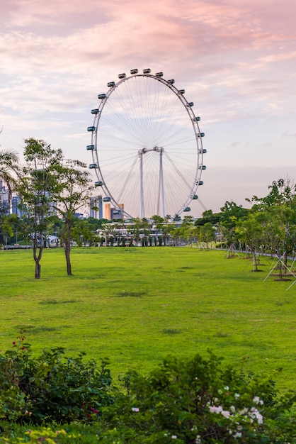 SINGAPORE-JUNI 19: Singapore Flyer - het grootste reuzenrad ter wereld.