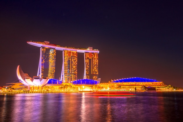 Photo singapore. marina bay and artscience museum. night