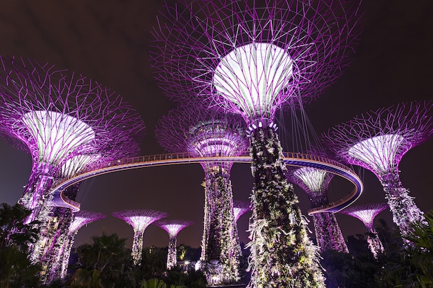 Photo singapore - october 15, 2014: gardens by the bay is a park spanning 101 hectares in central singapore.