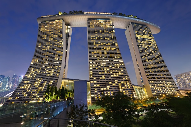 СИНГАПУР - 15 октября 2014 г .: Marina Bay Sands - это комплексный курорт, выходящий на залив Марина-Бэй в Сингапуре.