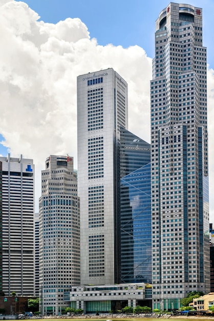 シンガポール、シンガポール-2016年3月1日：シンガポールのスカイラインのダウンタウンコアにあるワンラッフルズプレイスとUOBプラザビル。ユナイテッドオーバーシーズ銀行はプラザにあります