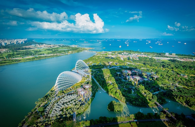 Singapore Skyline en uitzicht op wolkenkrabbers op Marina Bay bij zonsondergang.