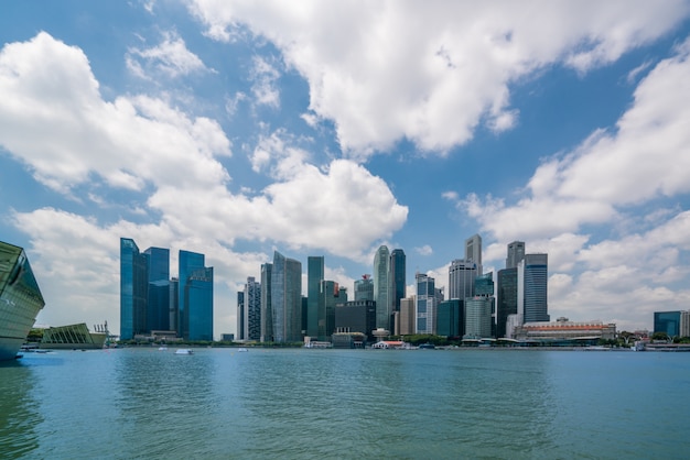 Сингапур Skyline на рассвете в Марина Бэй