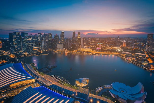 シンガポールのスカイラインと日没のマリーナベイの高層ビルの景色。ヴィンテージトーン