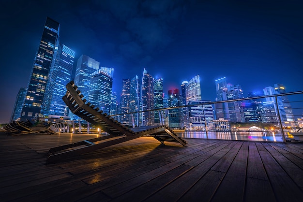 シンガポールのスカイラインと夕暮れ時のマリーナベイの高層ビルの景色。