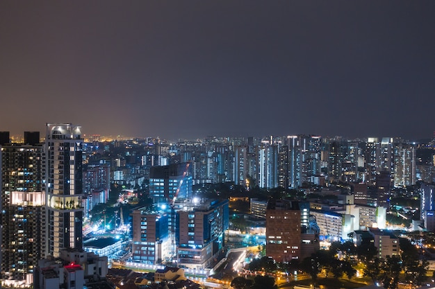 夜のシンガポールの高層ビル