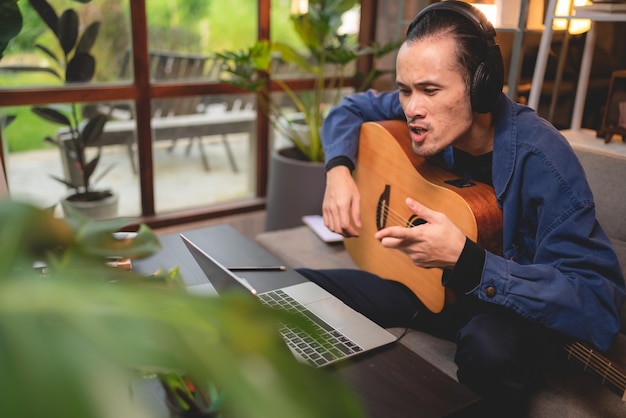 Cantante artista che lavora per registrare un suono e una comunicazione online in live streaming lavorando da casa