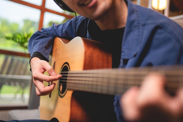 写真 自宅でサウンドとライブ ストリーミングのオンライン コミュニケーションを録音するシンガー アーティスト