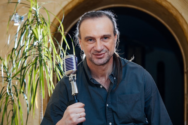 Uomo cantante con microfono vecchio stile