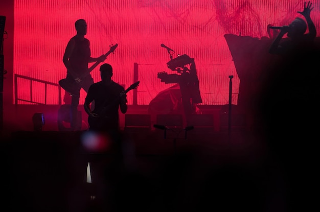 Foto cantante sul palco con le luci del palco