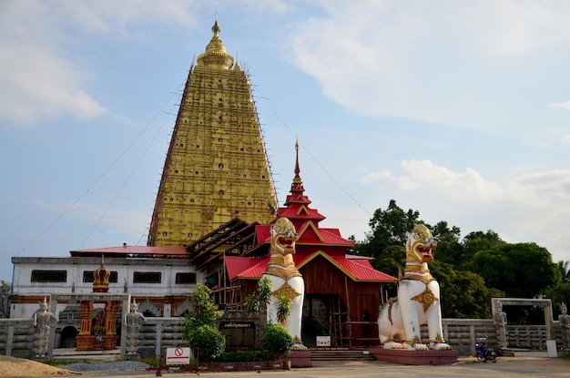 Singha op de locatie van Chedi Buddhakhaya in de buurt van Wat Wang Wiwekaram of Wat Mon is een symbool van Sangkhlaburi op 3 december 2015 in Kanchanaburi, Thailand