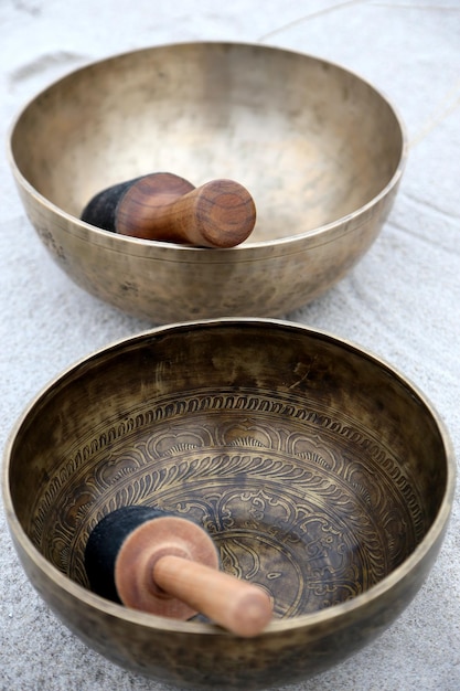 Photo singing bowl with mallet at the beach