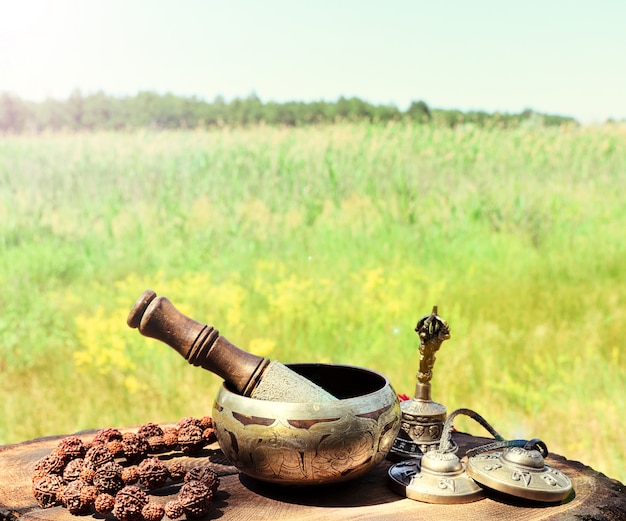 Singing a copper bowl and religious items 