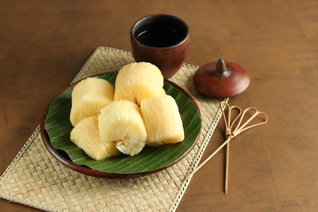 Singkongrebusまたはゆでキャッサバは蒸しキャッサバから作られたインドネシアの伝統的な食事です