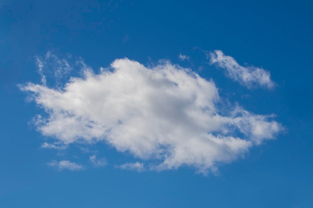 Foto singola bella nuvola nel cielo blu