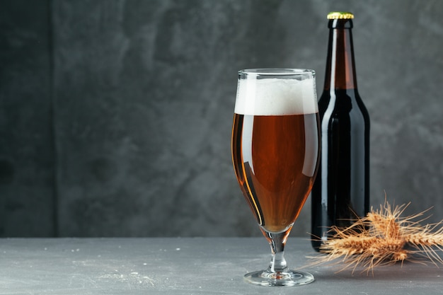 Singola bottiglia di birra e bicchiere