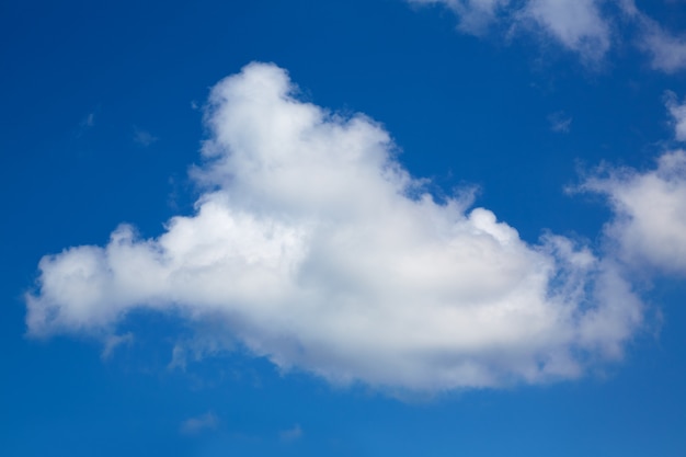 青い空に単一の大きな積雲