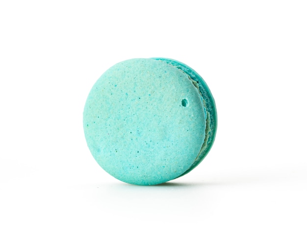 Photo single blue macaroon on the white