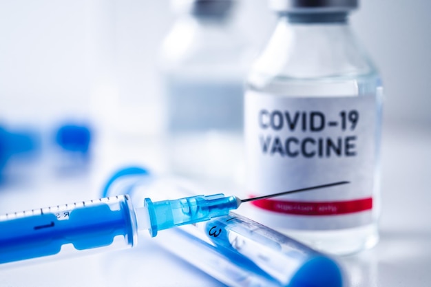 Covid19 백신의 단일 병 바이알 의료 개념 예방 접종 피하 주사 치료 백신 및 주사기 주사