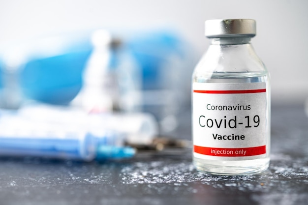 Covid19 ワクチンの 1 本のバイアル 医療コンセプト 予防接種 皮下注射治療 ワクチンとシリンジ注射
