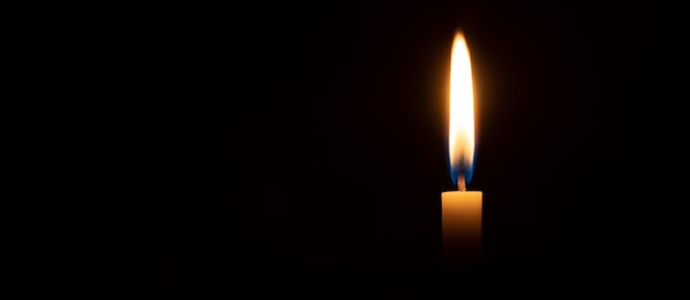 Foto fiamma di candela singola o luce che brilla su una piccola candela bianca su nera