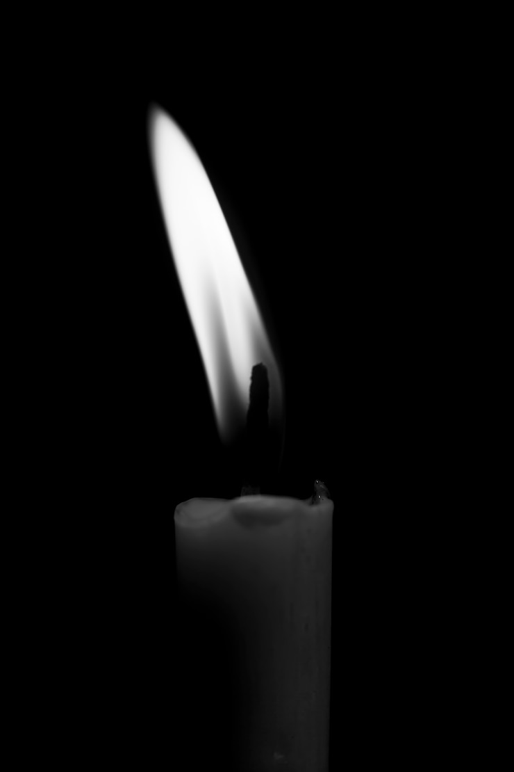Photo single candle in the dark