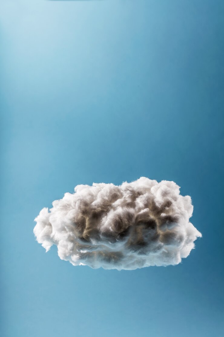 Photo 明るい青の背景に単一の雲。