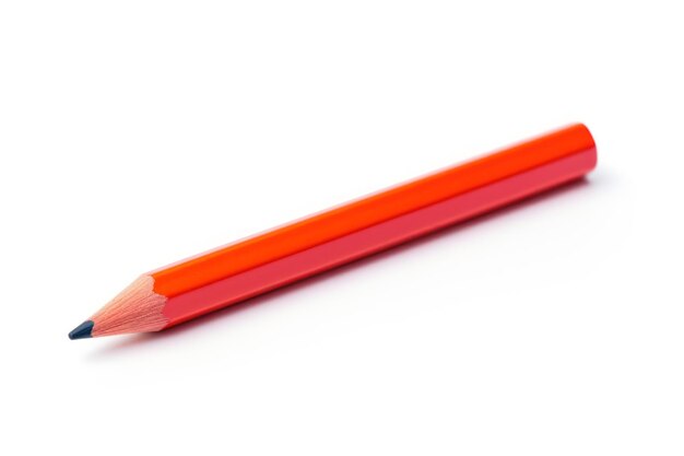 Один карандаш, выделенный на белом фоне.