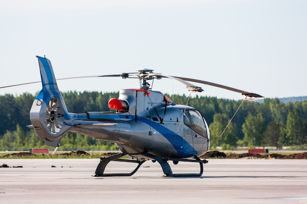 공항 앞치마에 단일 엔진 경량 헬리콥터