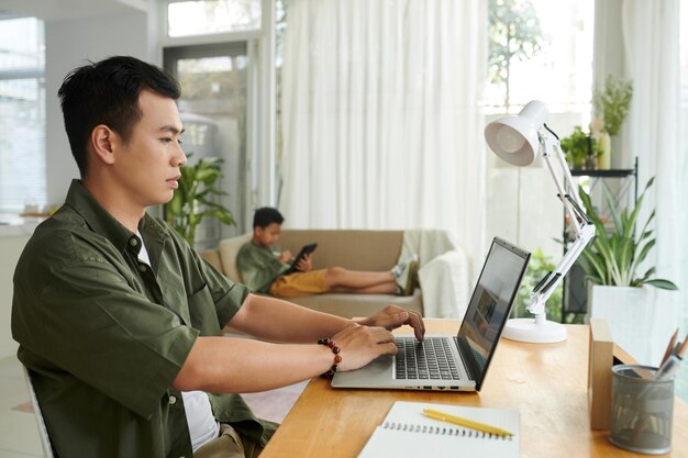 Photo single father working from home
