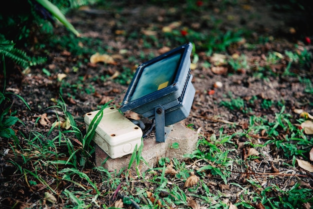 Photo single garden led spotlight on the ground outdoor lighting equipment installed on the ground