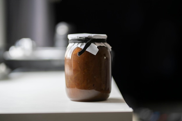 Foto un barattolo unico con marmellata a casa sullo scaffale cibo fatto in casa