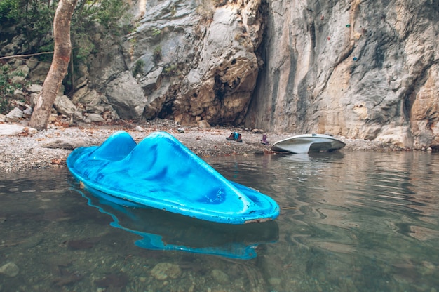 Foto singolo kayak nel canyon